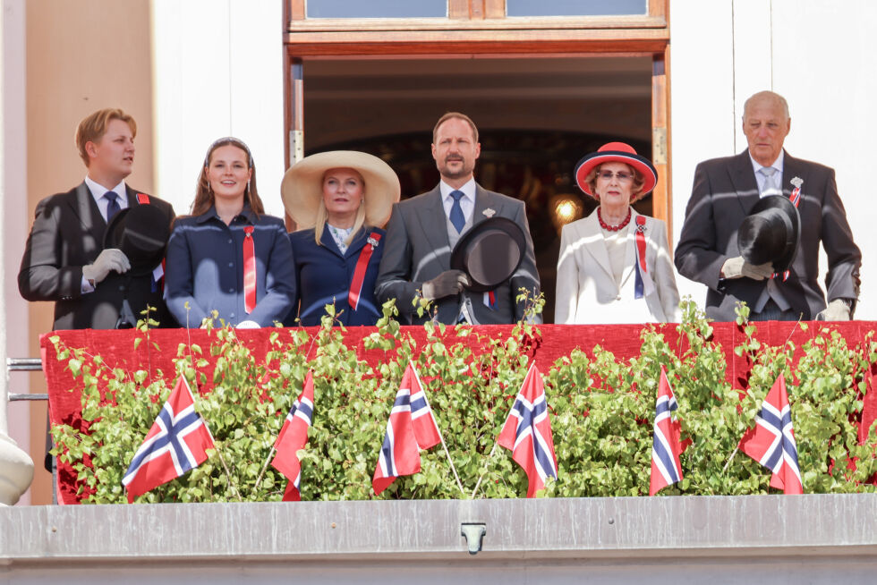 Kongefamilien hilser barnetoget i Oslo fra Slottsbalkongen på Slottet.
 Foto: Amanda Pedersen Giske / NTB