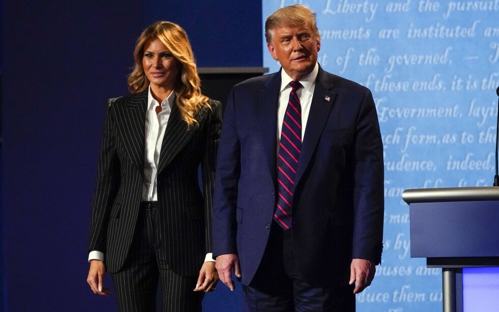Ekteparet Trump etter TV-debatten med Joe Biden i Cleveland i Ohio tirsdag. Trumps rådgiver Hope Hicks var med dem til Cleveland, og hun avla positiv koronaprøve tidligere torsdag.
 Foto: Julio Cortez / NTB Scanpix