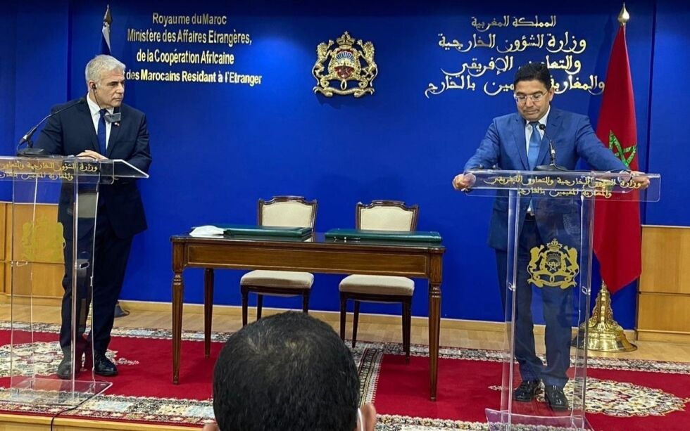 Israels utenriksminister Yair Lapid (t.v.) hadde onsdag 11. august et historisk møte med Marokkos konge  Mohammed VI.
 Foto: Yair Lapids Twitter-konto
