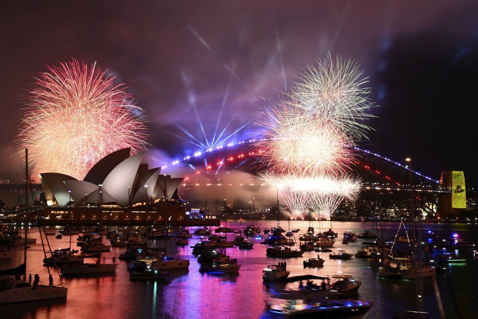Storslagent fyrverkeri ved havnen i Sydney i Australia søndag kveld.
 Foto: Dan Himbrechts / AP / NTB