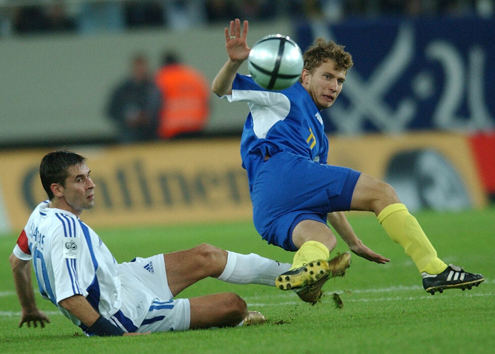 Hellas Vasilis Tsiartas, til venstre, kjemper om ballen mot Kasakhstans Shevchenko under deres kvalifiseringskamp i gruppe B til på Karaiskaki stadion i Pireus, onsdag 17. november 2004. Arkivbilde.
 Foto: PETROS GIANNAKOURIS/AP/NTB