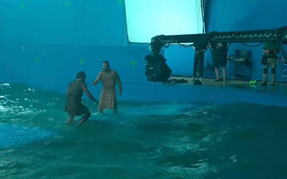 Skjermbilde fra innspillingen av den siste episoden av sesong 3 der Jesus redder Simon Peter etter at han gikk på vannet.
 Foto: Instagram/thechosentvseries