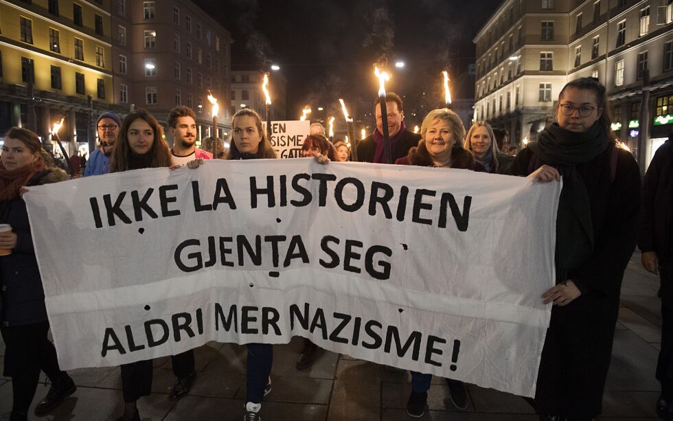 ALDRI MER! Bildet er fra Bergen 9. november 2018, da daværende statsminister Erna Solberg holdt tale og gikk i lystog under markeringa av 80 år siden Krystallnatten.
 Foto: Marit Hommedal / NTB