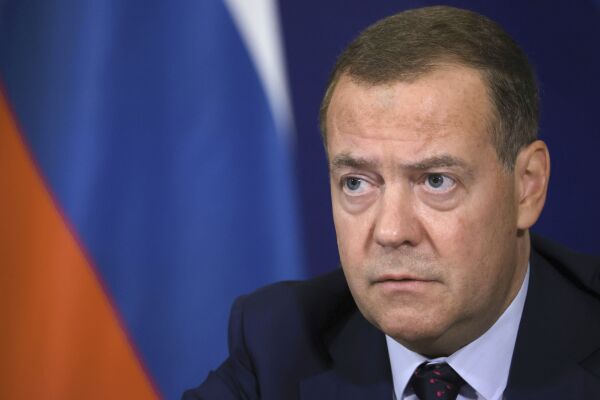 Medvedev truer med å utslette Kyiv