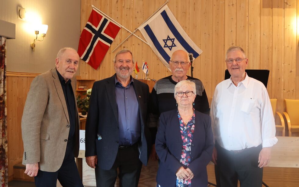 FEIRET ISRAELS 75-ÅRSDAG: Magne Grønlund (f.v.), Finn Røine, Arve Ryggetangen, Emilia Ryggetangen og Rolf Berntzen.
 Foto: Eli Bondlid