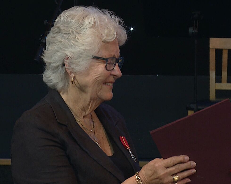 HEDER: Lise Karlsen mottok kongens fortjenstmedalje lørdag.
 Foto: ES-TV.