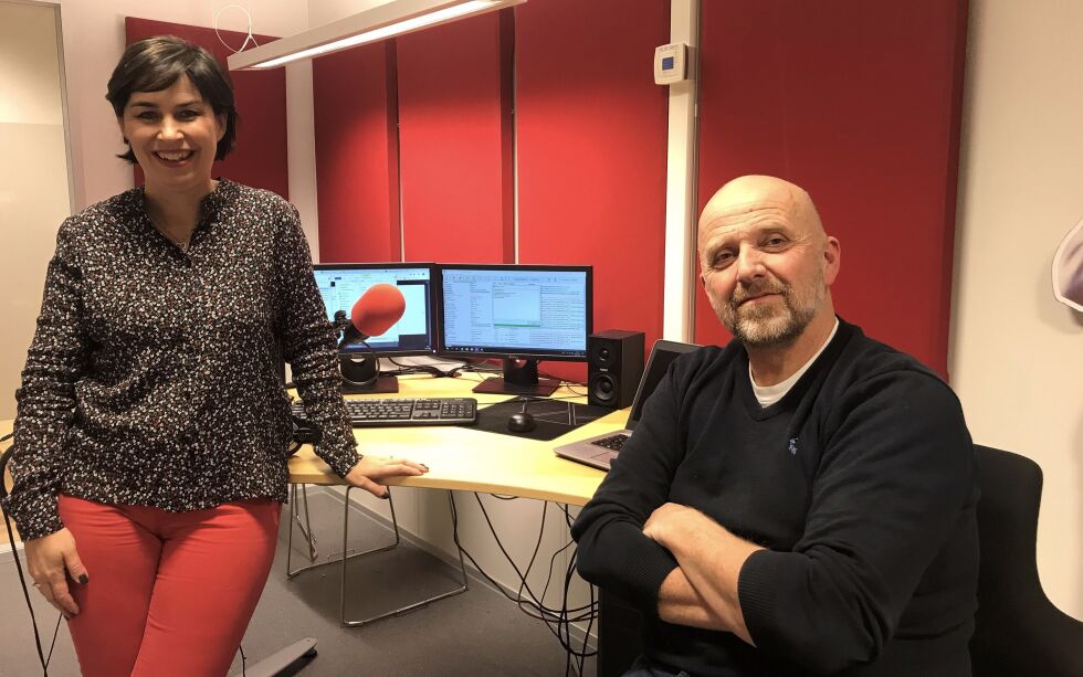 Margrethe Tveit (t.h.) , daglig leder og programleder, og Terje Govertsen, programleder og musikksjef, er klare for sending i studioet til Radio 3.16.
 Foto: Radio 3,16