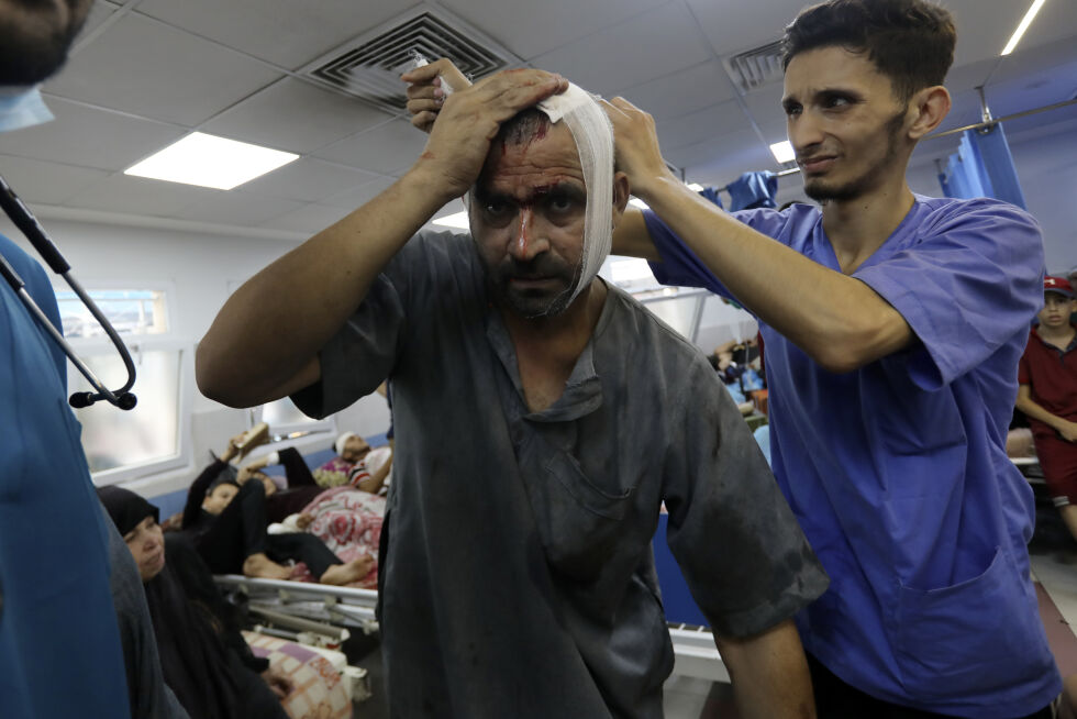 En skadet palestinsk mann får behandling på Shifa-sykehuset i Gaza, søndag 5. november 2023.
 Foto: Foto: AP Photo/Abed Khaled/NTB.