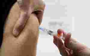 Nesten 400.000 nordmenn har fått første dose av koronavaksinen