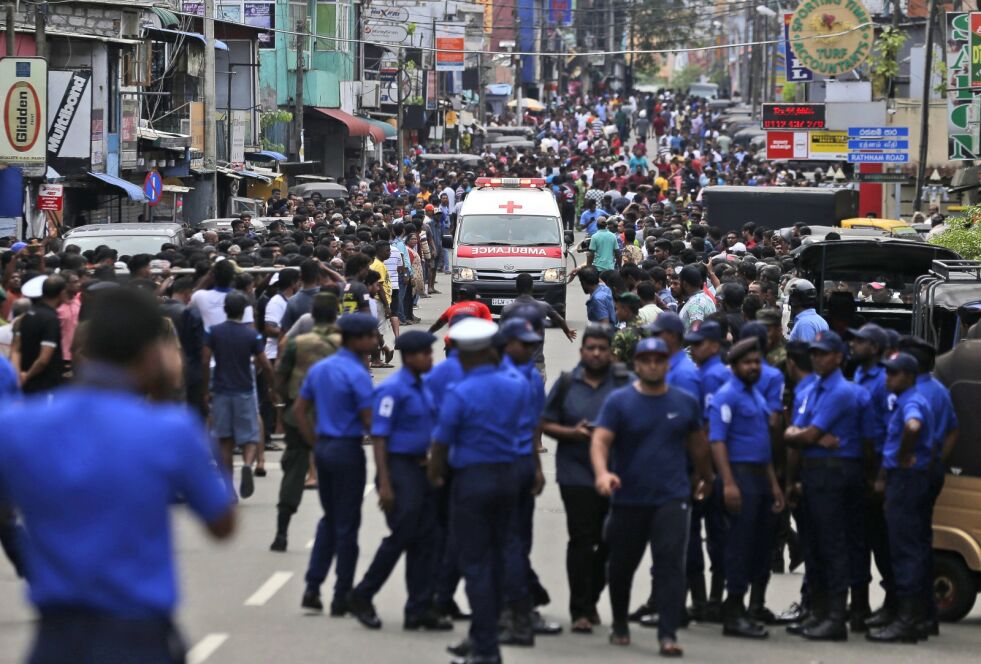 Politiet rydder vei for ambulanse som frakter sårede etter terrorangrepene i Sri Lanka søndag.
 Foto: AP / NTB Scanpix