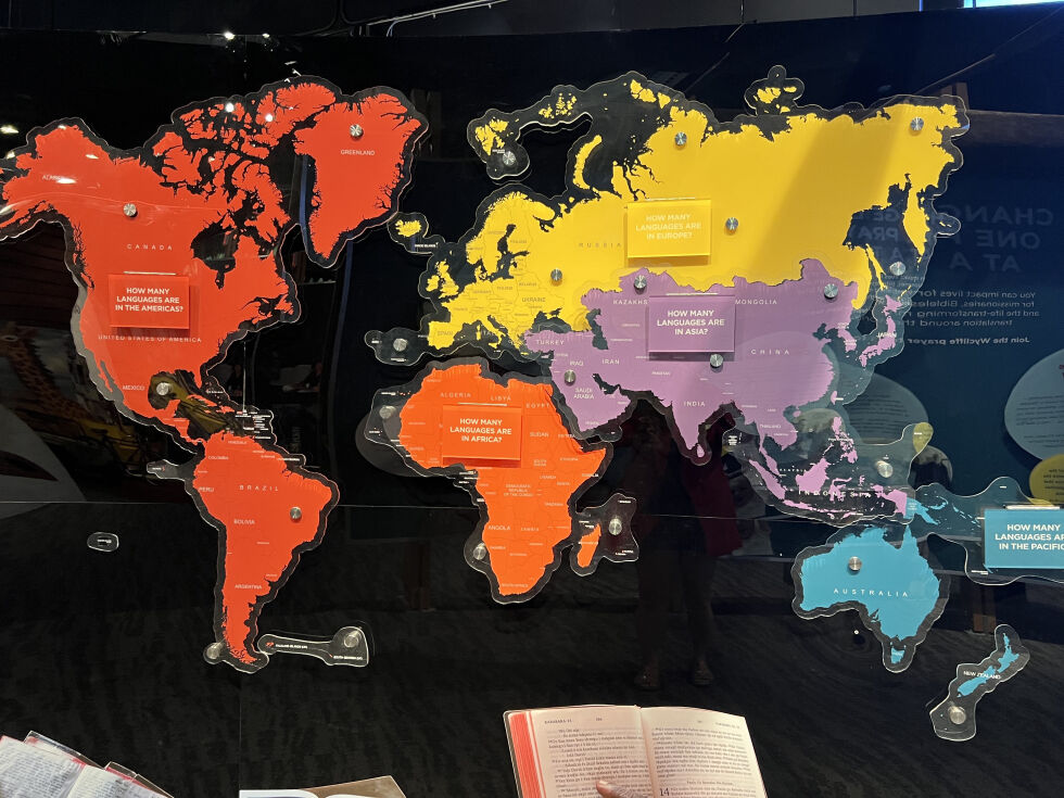 Kart på Wycliffe oppdagelsessenter som viser hvor mange språk som har fått bibel i verden.
 Foto: Trine Overå Hansen