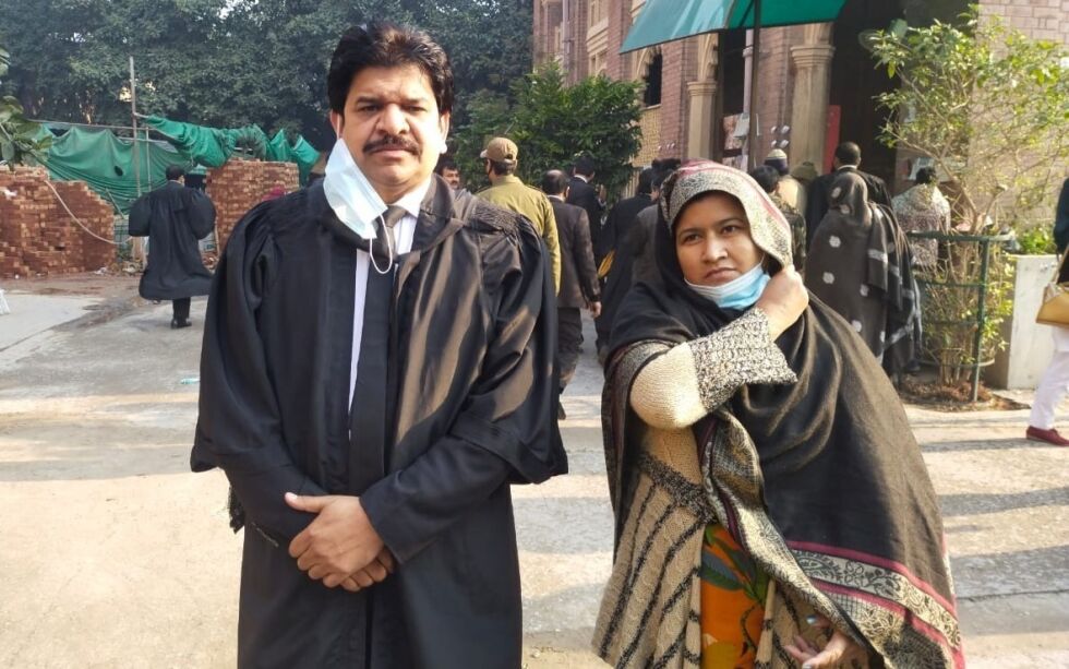 VANT FRAM: Advokat Riaz Anjum fra Human Friends Organization vant fram i retten for å få frigjort kidnappede Mahnoor i Pakistan. Her er han sammen med Mahnoors mor Nasreen Bibi.
 Foto: HFO