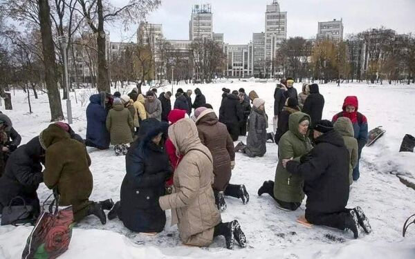– Folk ligger på kne i Kiev og roper til Gud