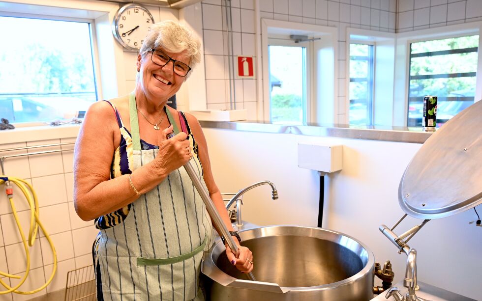 VETERAN: Liv-Cathrine Eriksen er fast inventar på Oven leirsted, nå som assistent på kjøkkenet, og har vært her hver sommer siden 1960-tallet.
 Foto: Boe Johannes Hermansen.