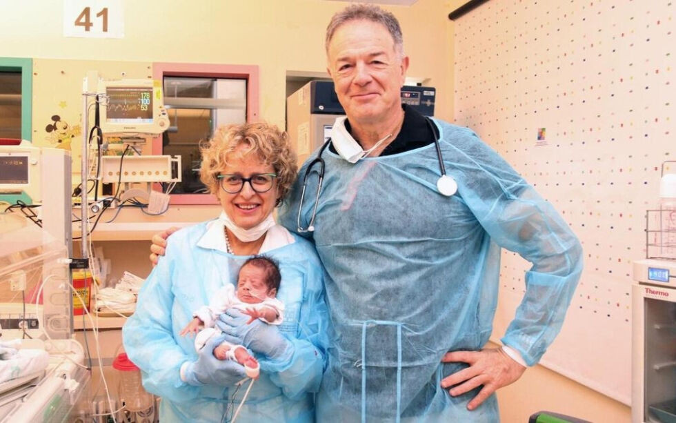 Professor Einat Birk holder Johnny etter den vellykkede hjerteoperasjonen.
Foto: Schneider Children's Medical Center