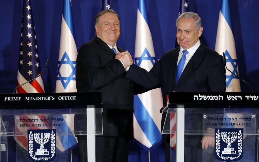 USAs utenriksminister Mike Pompeo påpeker stadig USAs støtte til Israel. Her møter han statsminister Benjamin Netanyahu i Israel i 2019.
 Foto: Amir Cohen / NTB Scanpix