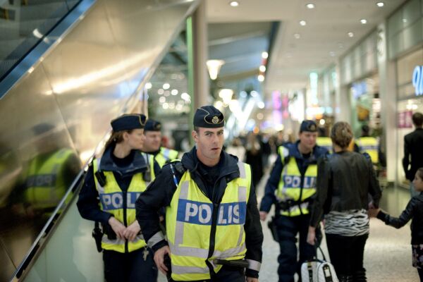 Ungdomsgjenger truer politiet i Sverige