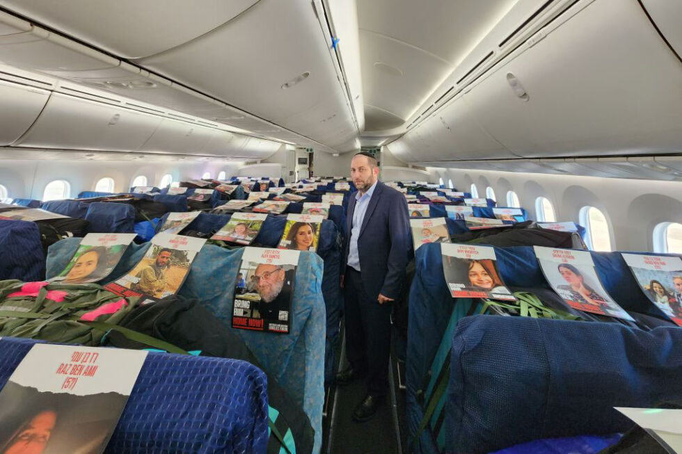 Foto av israelere som ble kidnappet av terrororganisasjonen Hamas lørdag 7. oktober ble plassert ut på EL ALs humanitære flygning 24. oktober.
 Foto: Amudim/TPS