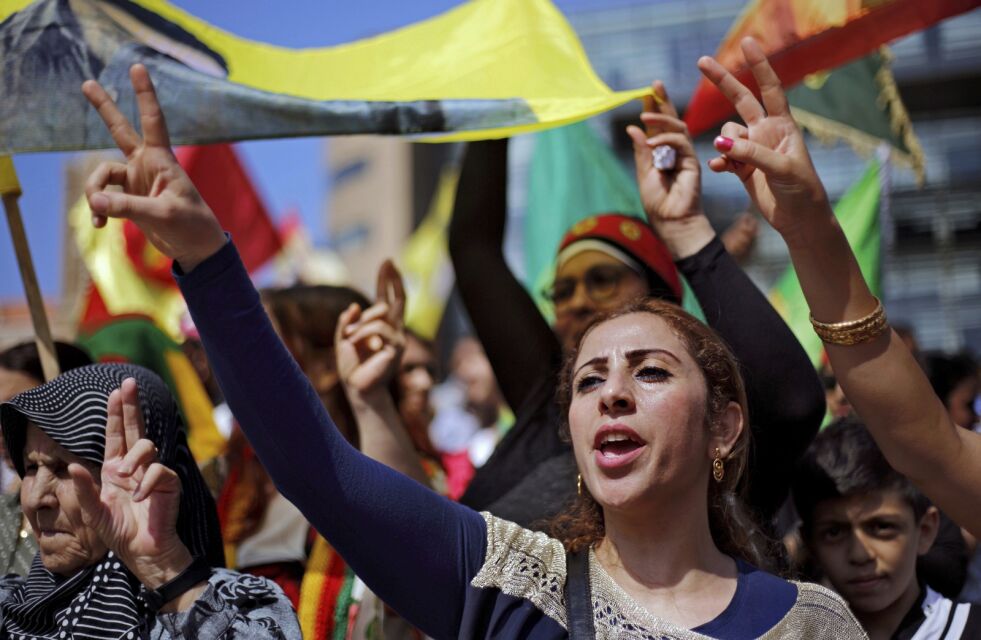 Kurdiske demonstranter fra PKK under en markering søndag. Foto: AP.
