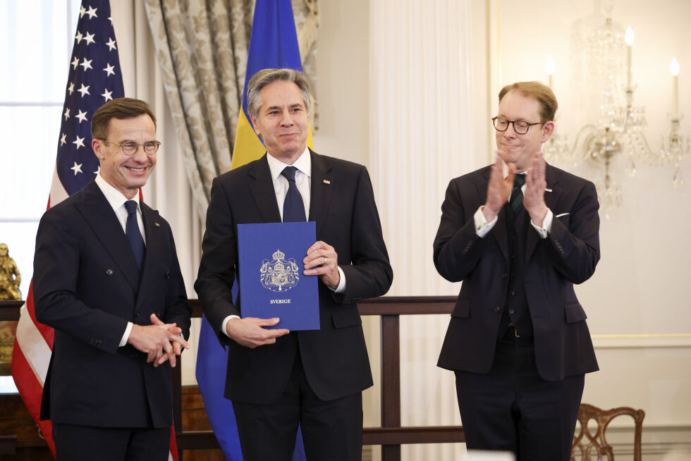 Statsminister Ulf Kristersson (t.v.) overleverte onsdag dokumentene som offisielt markerer Sveriges inntreden i Nato, til USAs utenriksminister Antony Blinken. Sveriges utenriksminister Tobias Billström applauderer under seremonien i det amerikanske utenriksdepartementet i Washington DC.
 Foto: Thomas Nilsson / TT / NTB