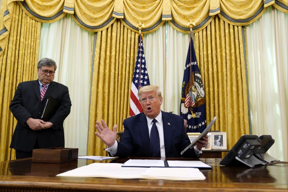 President Donald Trump avbildet før han skrev under på presidentordren i Det hvite hus torsdag.
 Foto: Evan Vucci/NTB scanpix