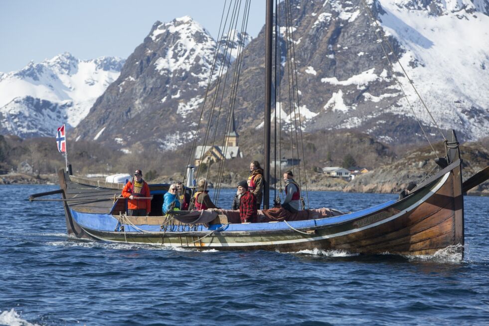 Kronprinsesse Mette-Marit på besøk i fembøringen Vågar som er skolebåt for elevene ved Lofoten folkehøgskole.
 Foto: Arkivfoto - NTB scanpix