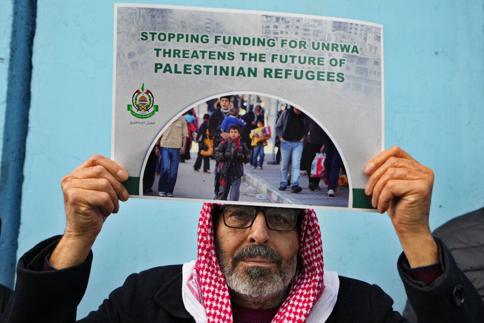 En palestinsk Hamas-supporter protesterer mot at flere palestinere, anklaget for å ha deltatt i massakren 7. oktober er blitt sparket fra stillingene sine i FN.
 Foto: AP Photo/Bilal Hussein/NTB.