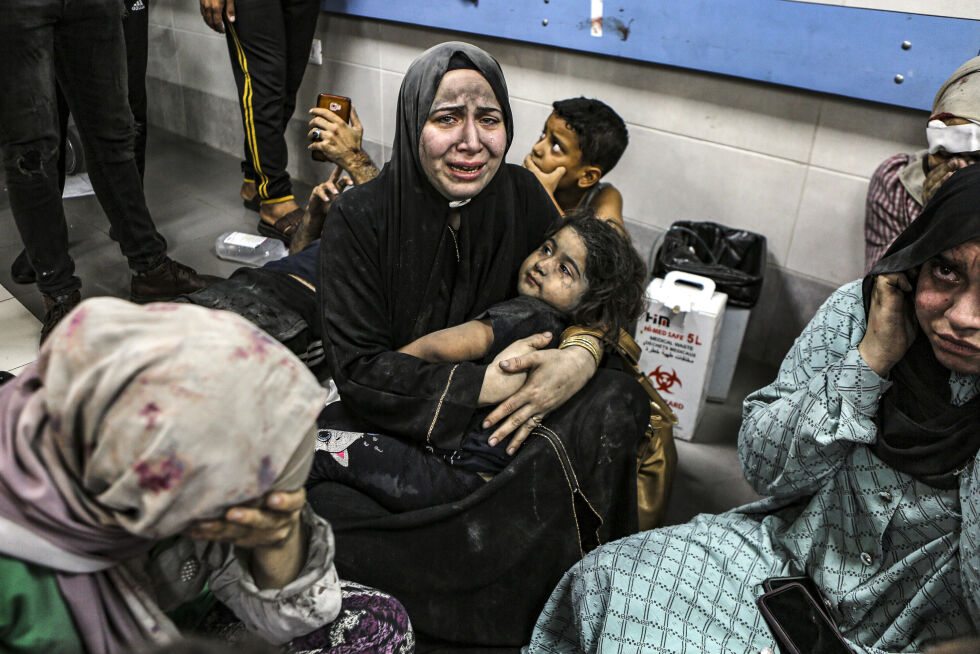 Palestinere såret på Ahli Arab sykehus sitter på gulvet på al-Shifa sykehus, i Gaza by, sentrale Gazastripen, tirsdag 17. oktober.
 Foto: AP /Abed Khaled