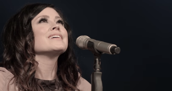 Givere med i trekning av billetter til Kari Jobe-konsert