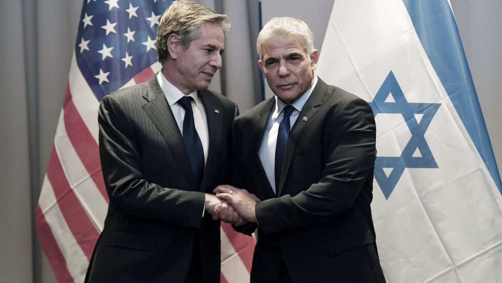Israels utenriksminister Yair Lapid (t.h.) har invitert USAs utenriksminister Antony Blinken (t.v.) og utenriksministrene i De forente arabiske emirater, Bahrain og Marokko til toppmøte.
 Foto: AP / NTB