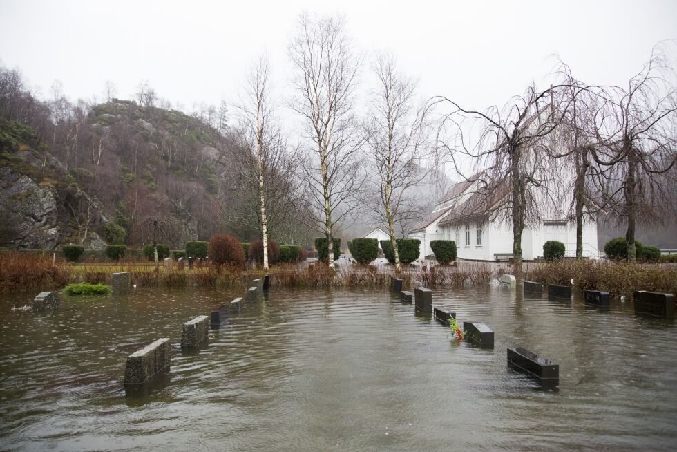 På gravplassen på Helleland kirke i Bjerkreim i Rogaland ble kirkegården lagt under vann under ekstremværet Synne i 2015. Foto: Torstein Bøe / NTB scanpix