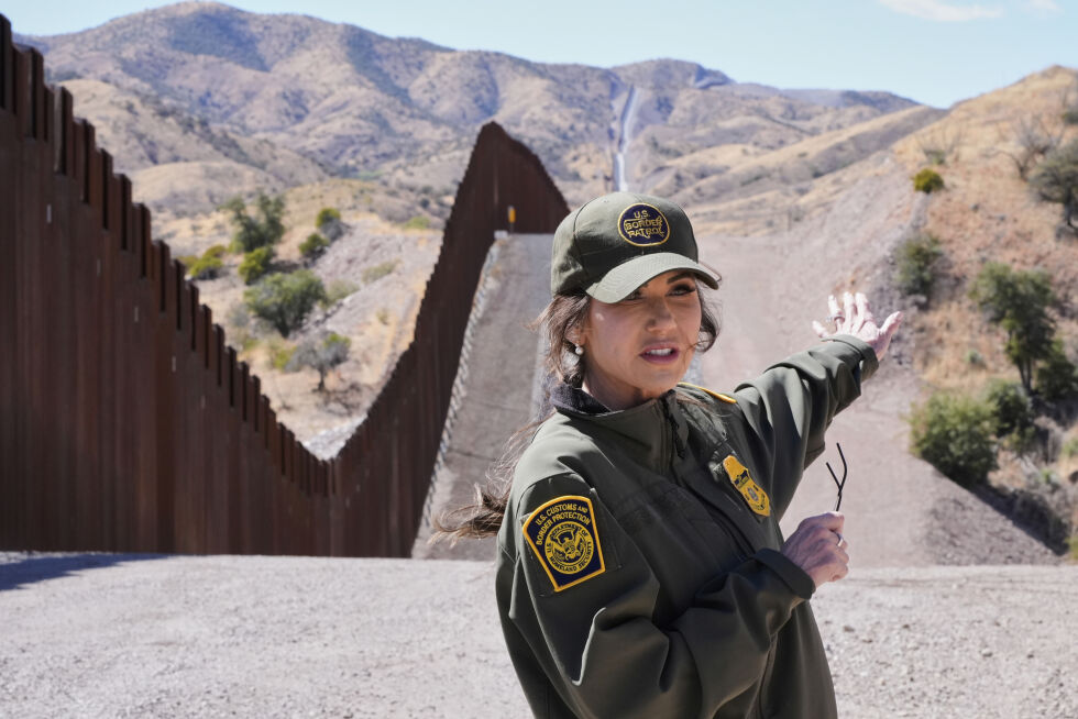 USAs sikkerhetsminister Kristi Noem ved grensegjerdet lørdag i staten Arizona.
 Foto: NTB/AP/Alex Brandon