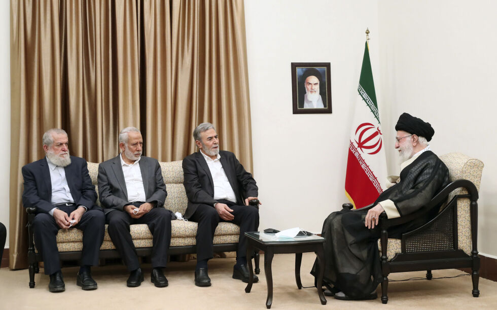 Irans øverste leder Ayatollah Ali Khamenei, møtte med lederen av Palestinsk islamsk jihad, Ziyad al-Nakhalah, og hans delegasjon i Teheran 14. juni 2023.
 Foto: Iran/AP/NTB