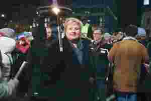 Erna Solberg deltok i fakkeltog for å markere Krystallnatten