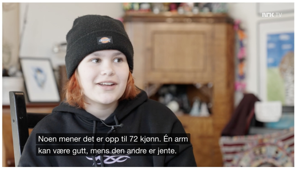 Fra NRK Supernytt-intervjuet med Adriana (12) som definerer seg selv som ikke-binær. Dette er et av innslagene på NRK, rettet mot barn, som Rikke Grevstad Kopperstad reagerer på i sitt debattinnlegg.
 Foto: NRK Supernytt / skjermdump