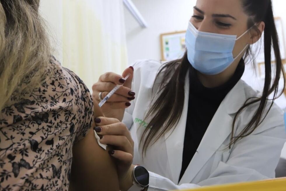 Israels effektive vaksinasjonskampanje har vakt beundring. Over 2,5 millioner innbyggere har fått vaksine, hvorav 1 million har fått andre og siste dose, ifølge helsedepartementet. Illustrasjonsbilde.
 Foto: Eitan Elhadez-Barak / TPS