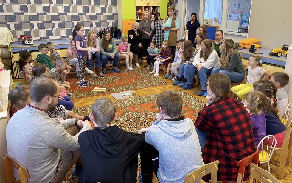 En gruppe ungdommer fra Borgen (UIOs base i Tromsø) var på besøk i en barnehage i Olenegorsk i Russland i vinter.
 Foto: Eirik Haraune