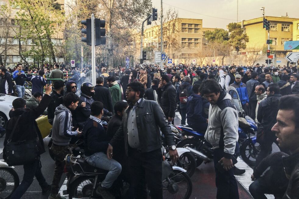 Hundrevis av iranere demonstrerte i Teheran mot myndighetene i landet. Foto: AP / NTB scanpix