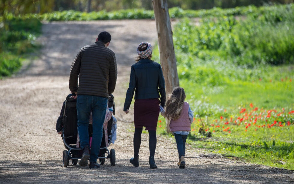 En familie går på tur i Be'er Marva-skogen nær Shoqeda i Negev sør i Israel. Nå skal det bygges ti nye byer i området. Illustrasjonsbilde.
 Foto: Kobi Richter/TPS