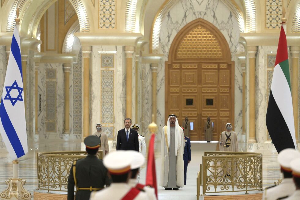 President Isaac Herzog og Abu Dhabis kronprins Mohammed bin Zayed Al Nahyan inspirerer en æresvakt i slottet søndag.
 Foto: Amos Ben Gershom / GPO via AP / NTB