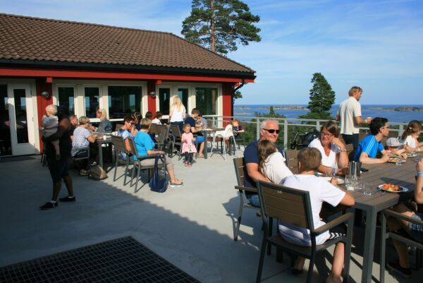 Lovsang og åpen himmel over IMI-kirkens sommerfestival