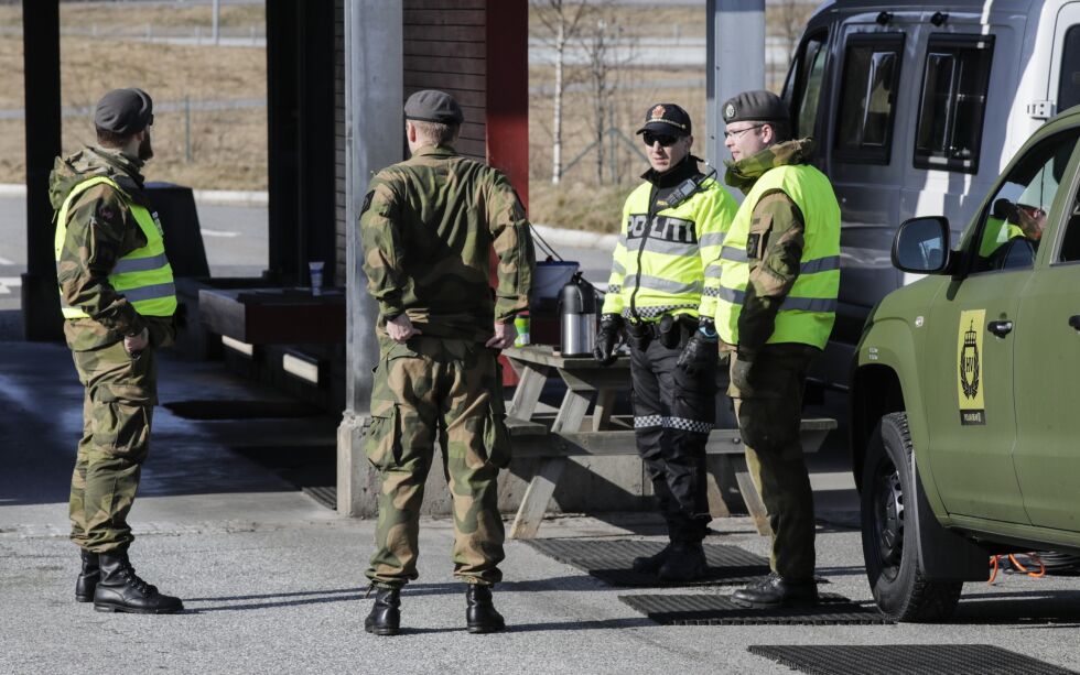 Politi og militært personell fra Heimevernet (HV)  passer på ved grensen mellom Norge og Sverige på Svinesund. (Arkivfoto).
 Foto: Vidar Ruud / NTB