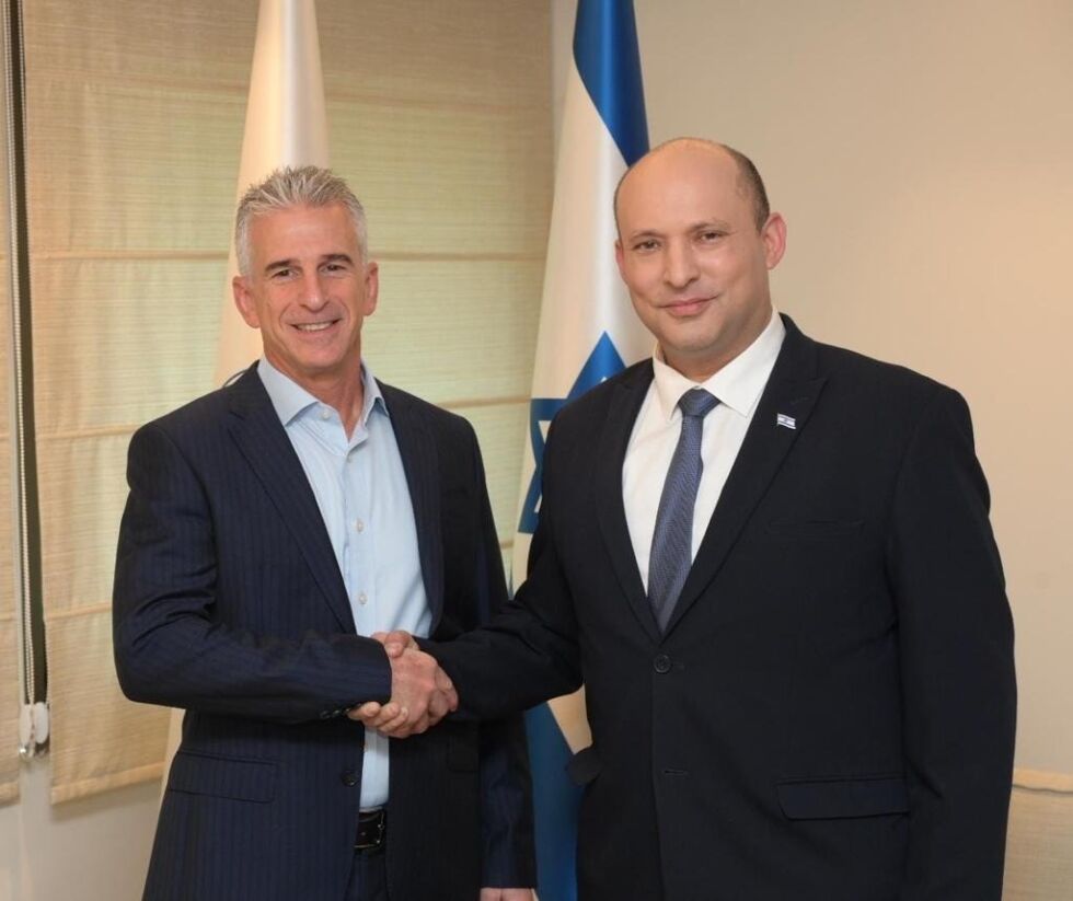 Direktør for Mossad, David Barnea, sammen med Israels statsminister, Naftali Bennett.
 Foto: Amos Ben-Gershom (GPO)