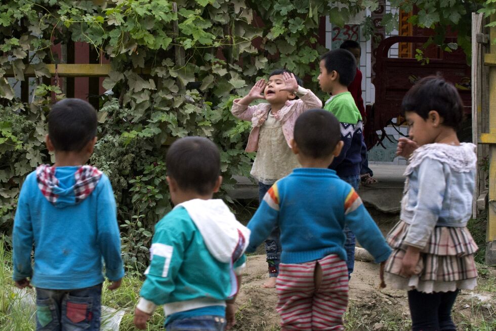 KINA: Uighuriske barn leker utendørs i Xinjiang-provinsen. Illustrasjonsfoto: AP / NTB Scanpix
