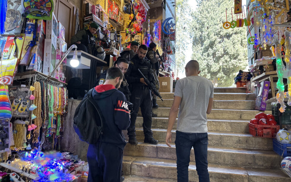 Politiet i israel er i høy beredskap foran de kommende høytidsdagene. Her blir to araberere identifisert før de fikk gå opp på Tempelhøyen. Illustrasjonsbilde.
 Foto: Johnny Myhr-Hansen