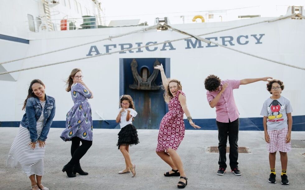 Her viser noen av elevene stolt frem skolen sin.
 Foto: Mercy Ships