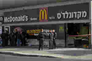 Én drept og minst ti såret i angrep i Sør-Israel