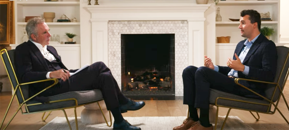 Dr. Jordan B. Peterson i samtale med Charlie Kirk – forfatter, foredragsholder og grunnlegger og administrerende direktør i Turning Point USA.
 Foto: Skjermdump Youtube