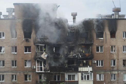 Minst fem drept i kraftige russiske angrep mot Ukraina