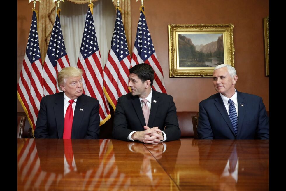 IKKE ALENE: Donald Trump har gode rådgivere, blant dem speaker i Representantene hus, Paul Ryan (midten) og visepresident Mike Pence (t.h)
 Foto: NTB/Scanpix